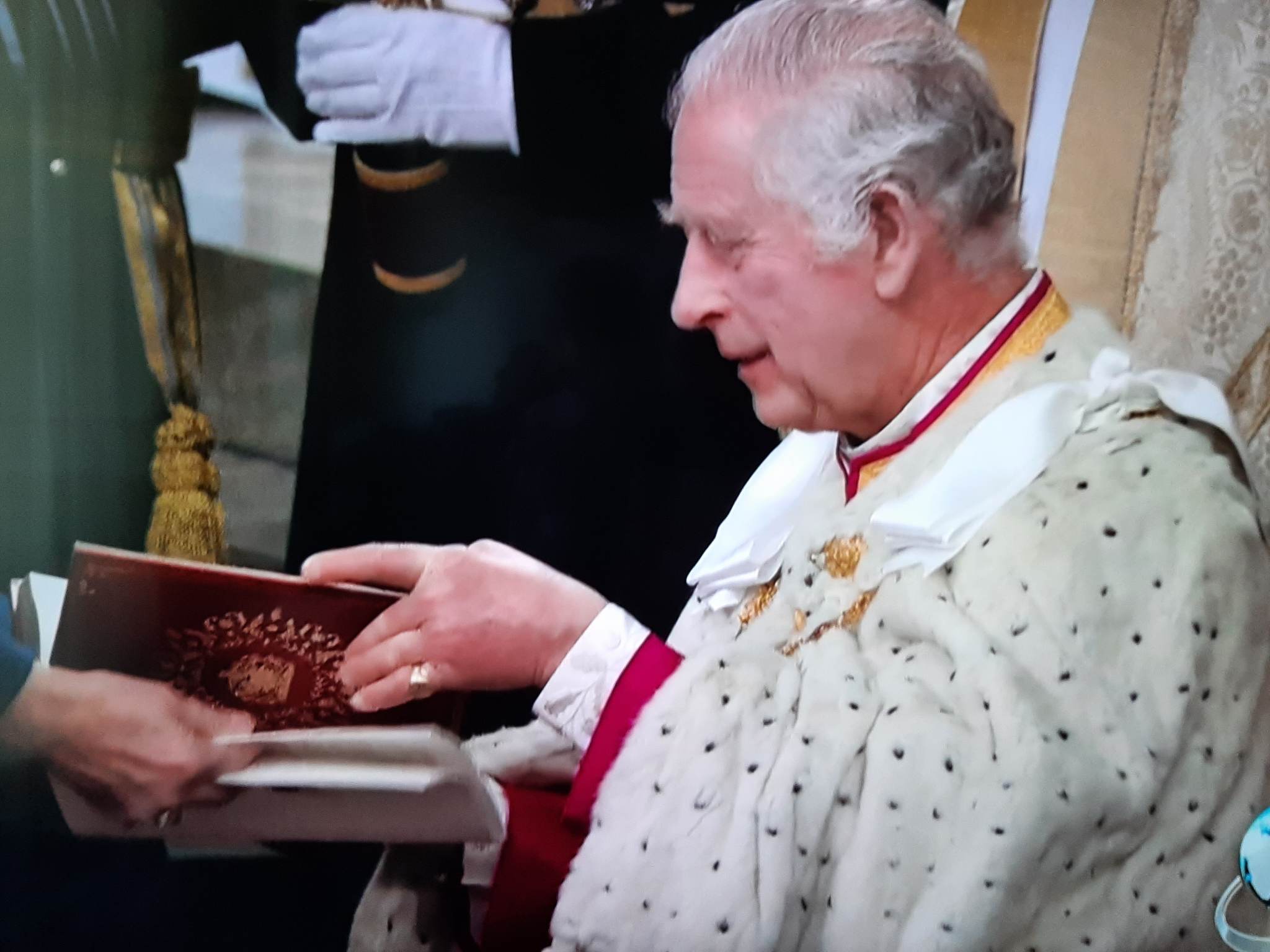 Ce conține coroana istorică purtată de regele Charles la încoronare