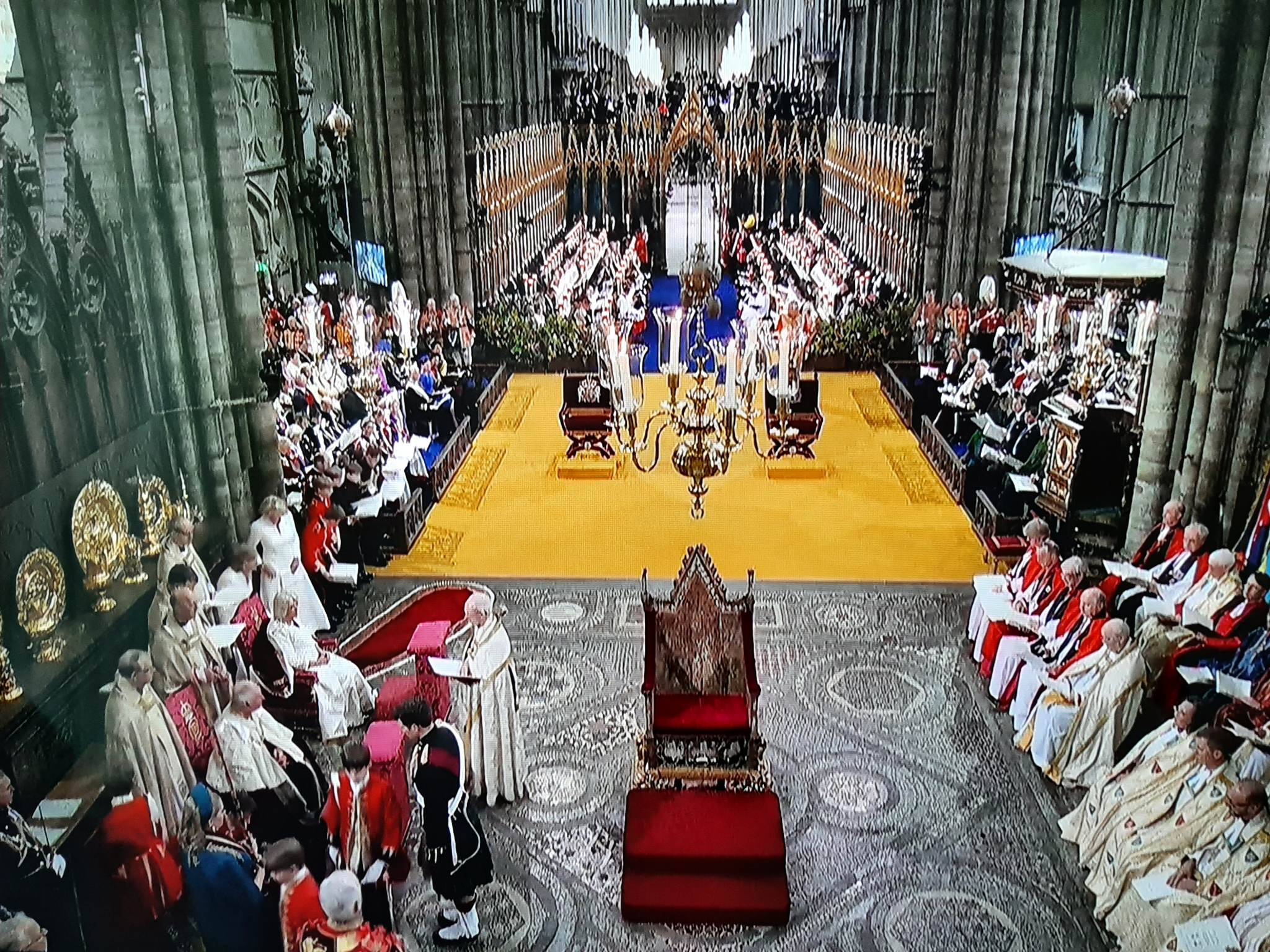 Ce conține coroana istorică purtată de regele Charles la încoronare