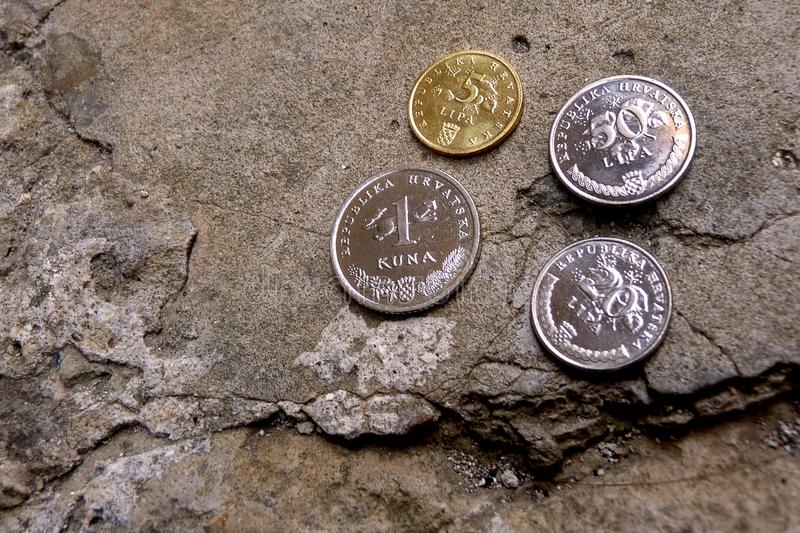 Ce trebuie sa faci cu banii gasiti pe strada, de fapt. Putina lume stie asta, secretul pentru a atrage bogatia in viata ta 1