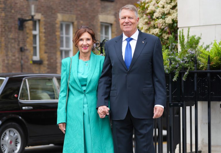 Cine e designerul care a creat rochia purtată de Carmen Iohannis la încoronarea regelui Charles. Schimbarea făcută de prima doamnă