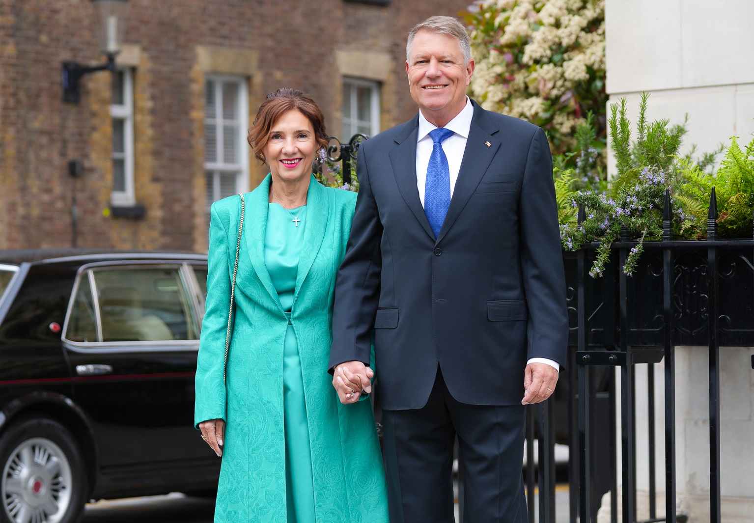 Cine e designerul care a creat rochia purtată de Carmen Iohannis la încoronarea regelui Charles. Schimbarea făcută de Prima Doamnă