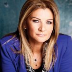 Cine e designerul care a creat rochia purtată de Carmen Iohannis la încoronarea regelui Charles. Schimbarea făcută de Prima Doamnă 
