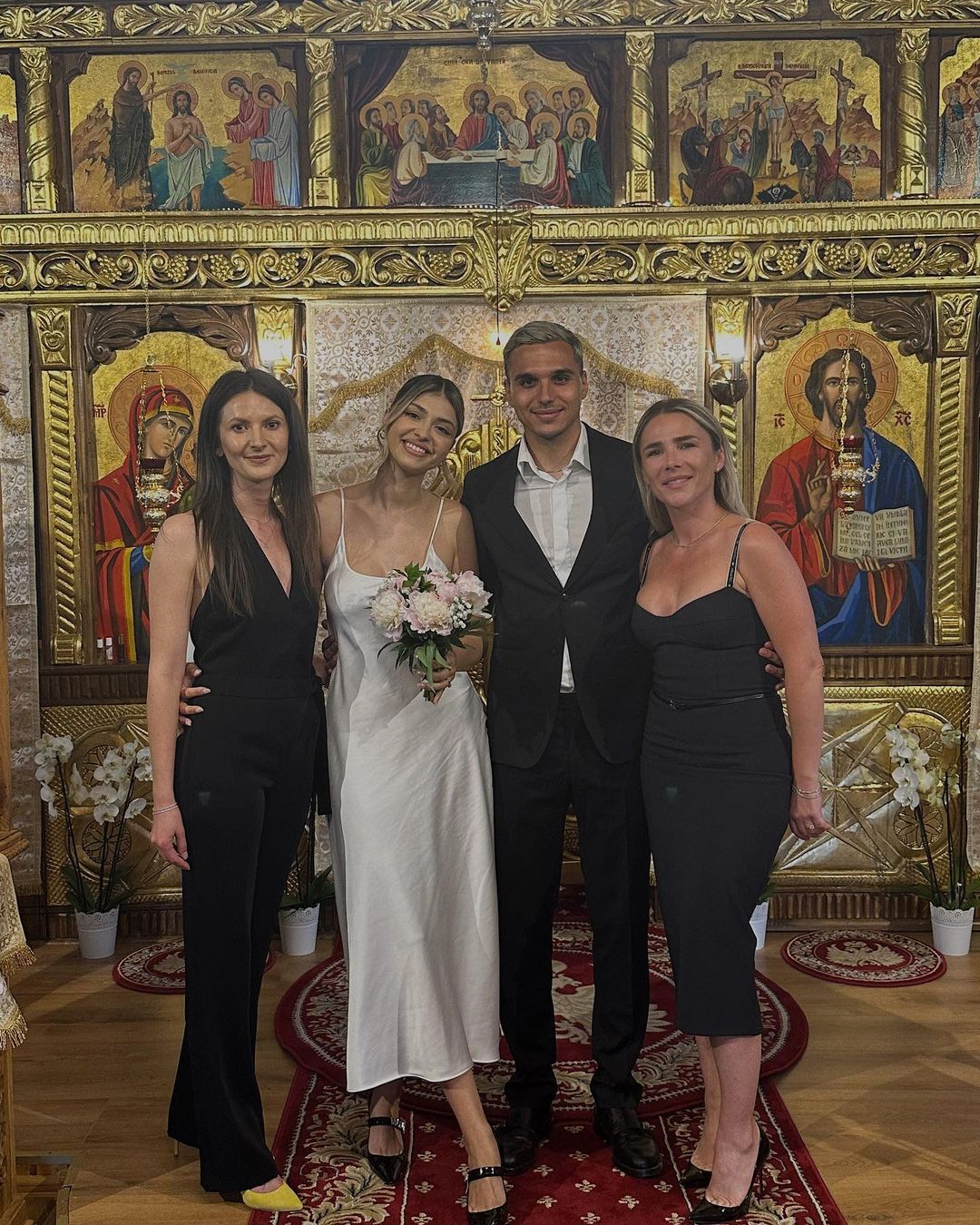 Cum arată rochia purtată de Irina Deaconescu la cununia ei religioasă. Fanii i-au reproșat că s-a îmbrăcat în pijama FOTO