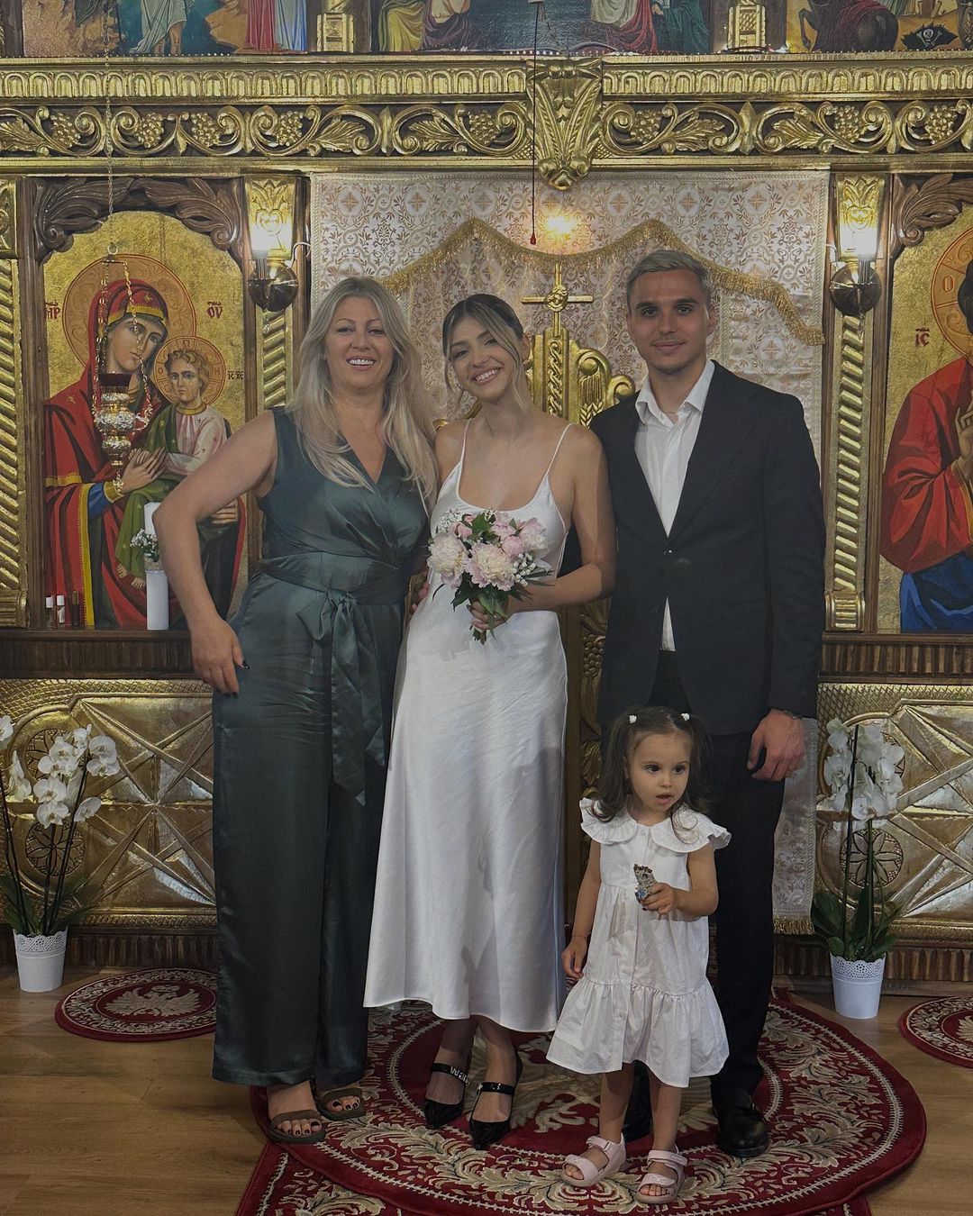 Cum arată rochia purtată de Irina Deaconescu la cununia ei religioasă. Fanii i-au reproșat că s-a îmbrăcat în pijama FOTO