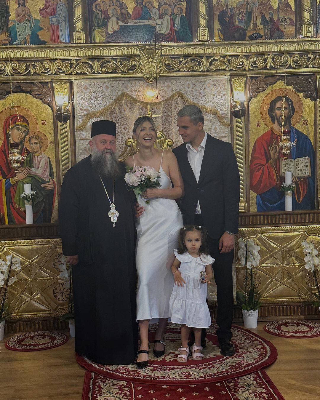 Cum arată rochia purtată de Irina Deaconescu la cununia ei religioasă. Fanii i-au reproșat că s-a îmbrăcat în pijama FOTO