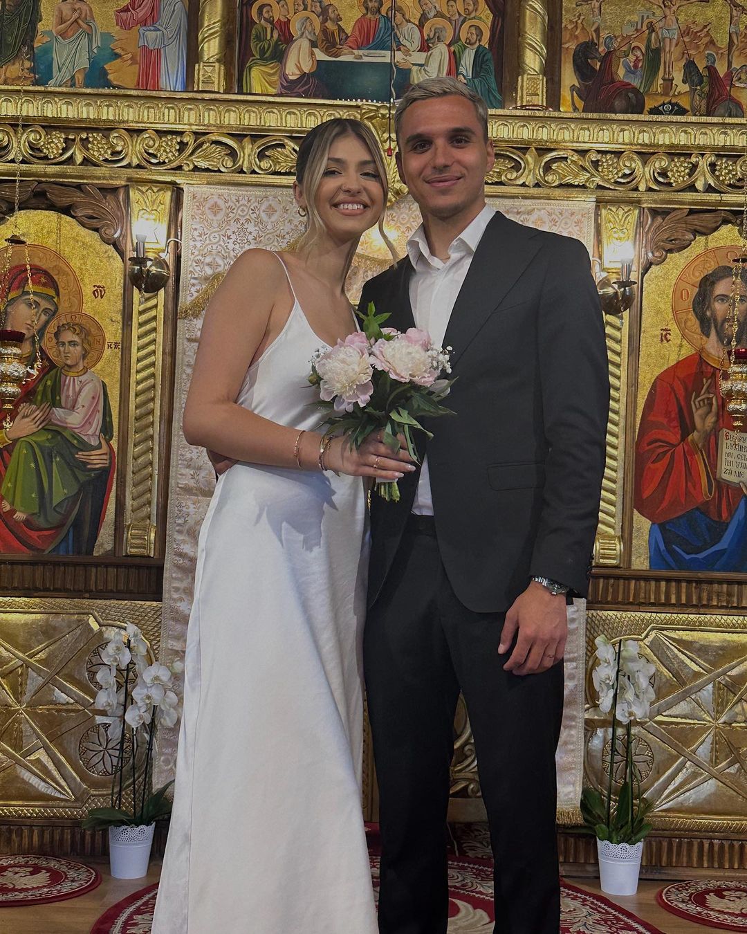 Cum arată rochia purtată de Irina Deaconescu la cununia ei religioasă. Fanii i-au reproșat că s-a îmbrăcat în pijama FOTO