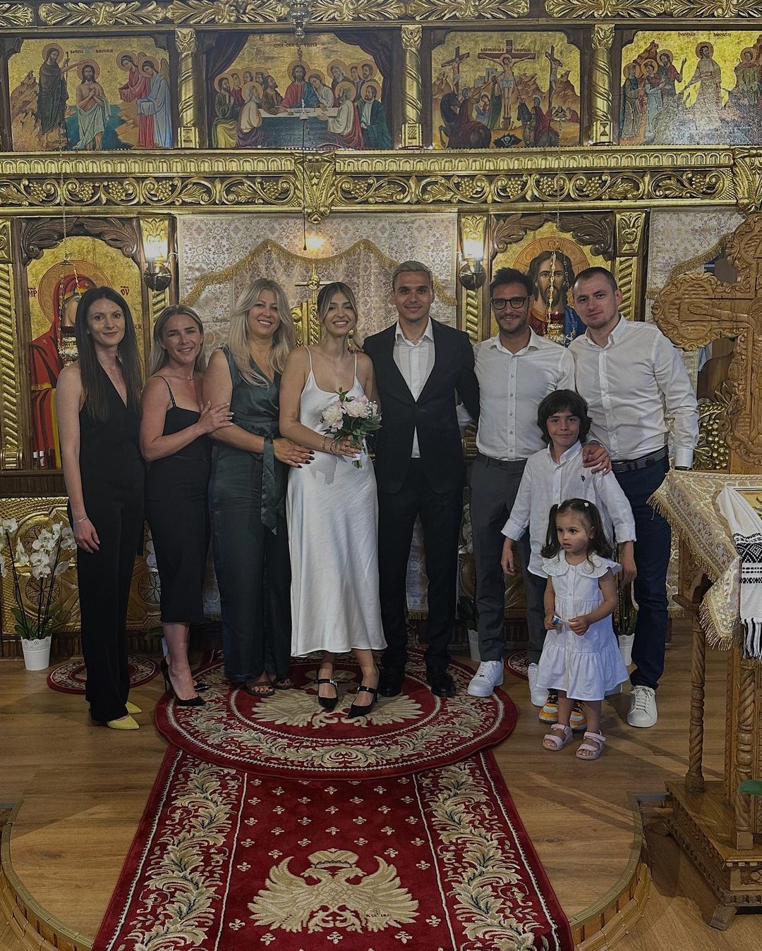 Cum arată rochia purtată de Irina Deaconescu la cununia ei religioasă. Fanii i-au reproșat că s-a îmbrăcat în pijama FOTO