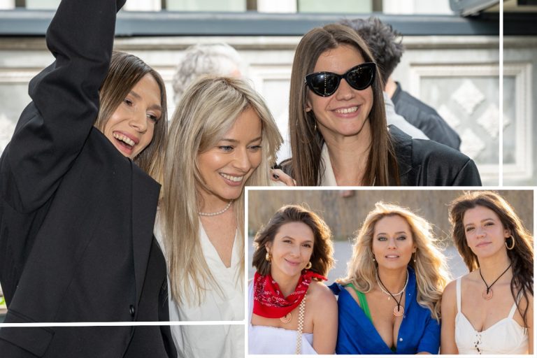 Cum au petrecut Ada Condeescu, Laura Cosoi și Adela Popescu în Vama Veche: „Doamne, cu lacrimi, cu tăvălit pe jos, cu bătut din picioare”. Au filmat, dar s-au și relaxat VIDEO EXCLUSIV