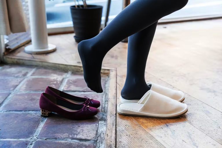 Cum poți să scapi de mirosul neplăcut din încălțăminte. Ce trebuie să presari de fapt în pantofi. Cele mai simple și eficiente remedii