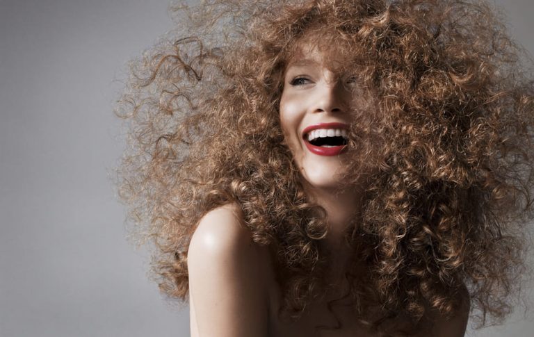 Cum să îți faci părul creț. Pașii de urmat pentru o coafură spectaculoasă