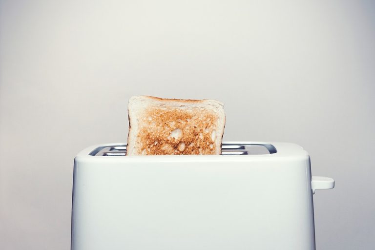 Cum se curăță un toaster. Regula esențială de care trebuie să ții cont
