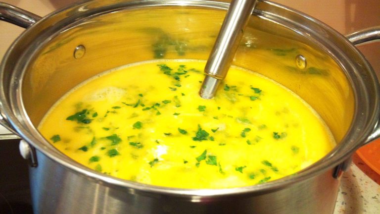 Cum se face ciorba rădăuțeană. Rețeta pe care trebuie să o încerci, ce să adaugi pentru un gust aparte