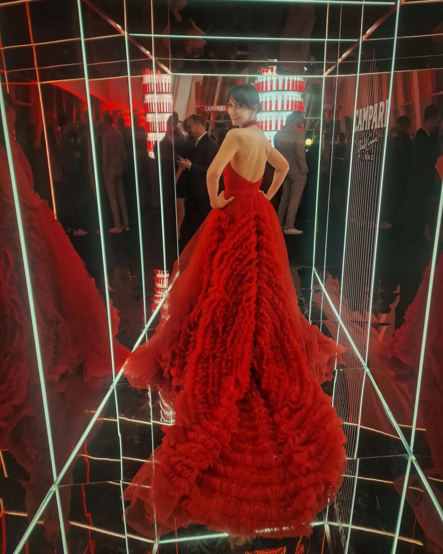 Dana Rogoz, ravisantă la Cannes. Cum și-a făcut apariția pe covorul roșu, a atras toate privirile FOTO