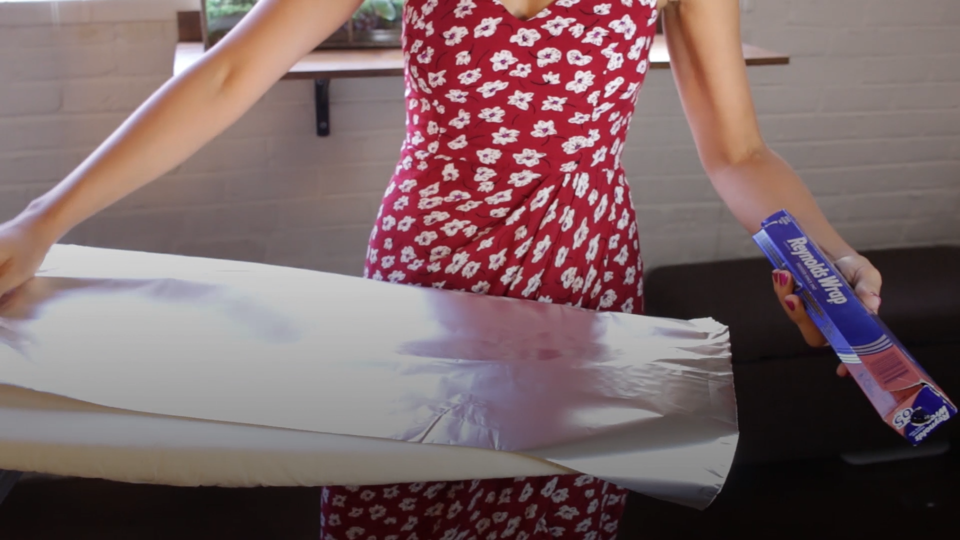 De ce să pui folie de aluminiu pe masa de călcat, de fapt. Ce efecte are de fapt asupra hainelor, trucul e genial