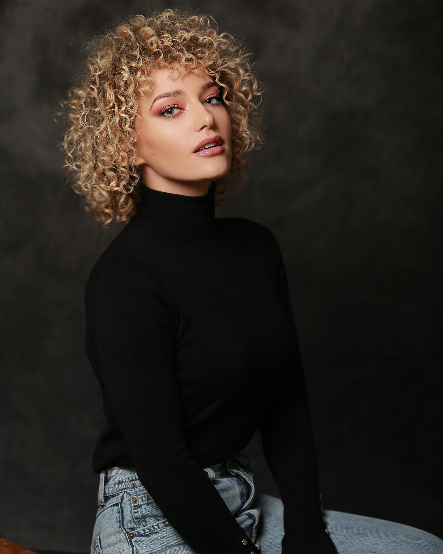 Familia îi urmărește îndeaproape cariera Alexiei Țalavutis. Ce „comoară” deține bunica artistei. „Știe exact ce este pe fiecare în parte” VIDEO EXCLUSIV