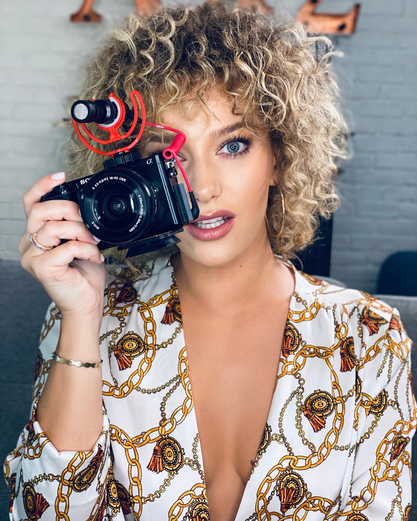 Familia îi urmărește îndeaproape cariera Alexiei Țalavutis. Ce „comoară” deține bunica artistei. „Știe exact ce este pe fiecare în parte” VIDEO EXCLUSIV