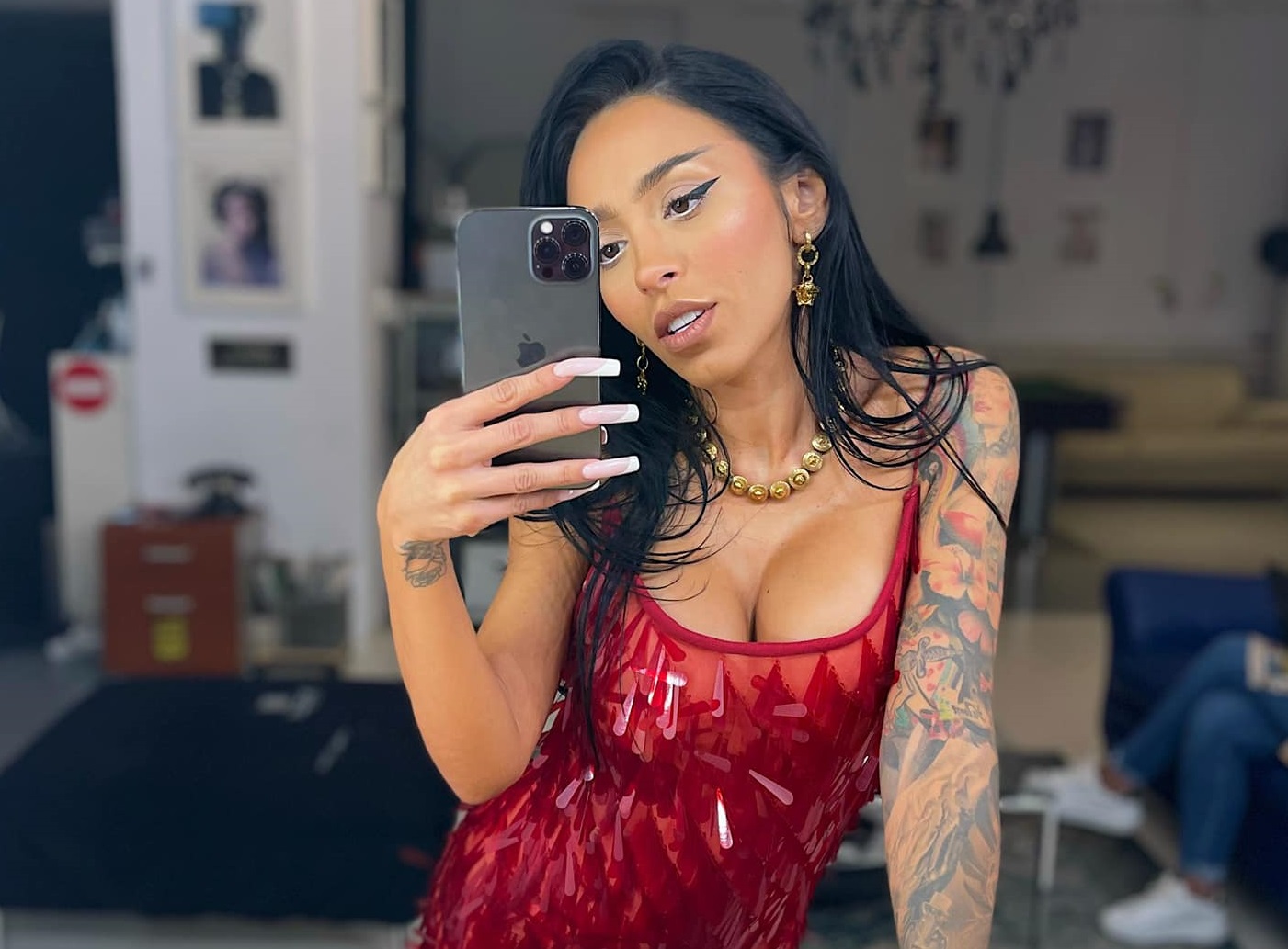 Incident cu Ruby pe scenă, după ce i s-a rupt ținuta pregătită chiar de ea. Fanii au sărit să o ajute