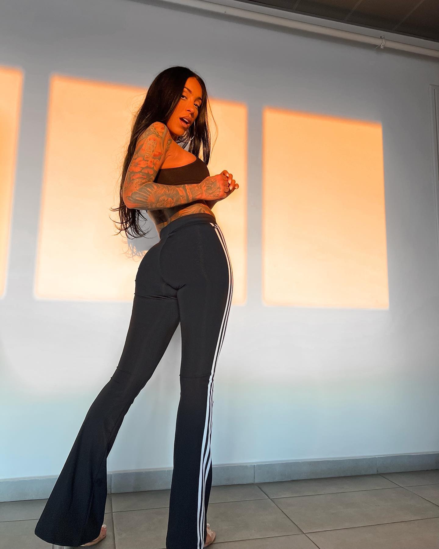 Incident cu Ruby pe scenă, după ce i s-a rupt ținuta pregătită chiar de ea. Fanii au sărit să o ajute