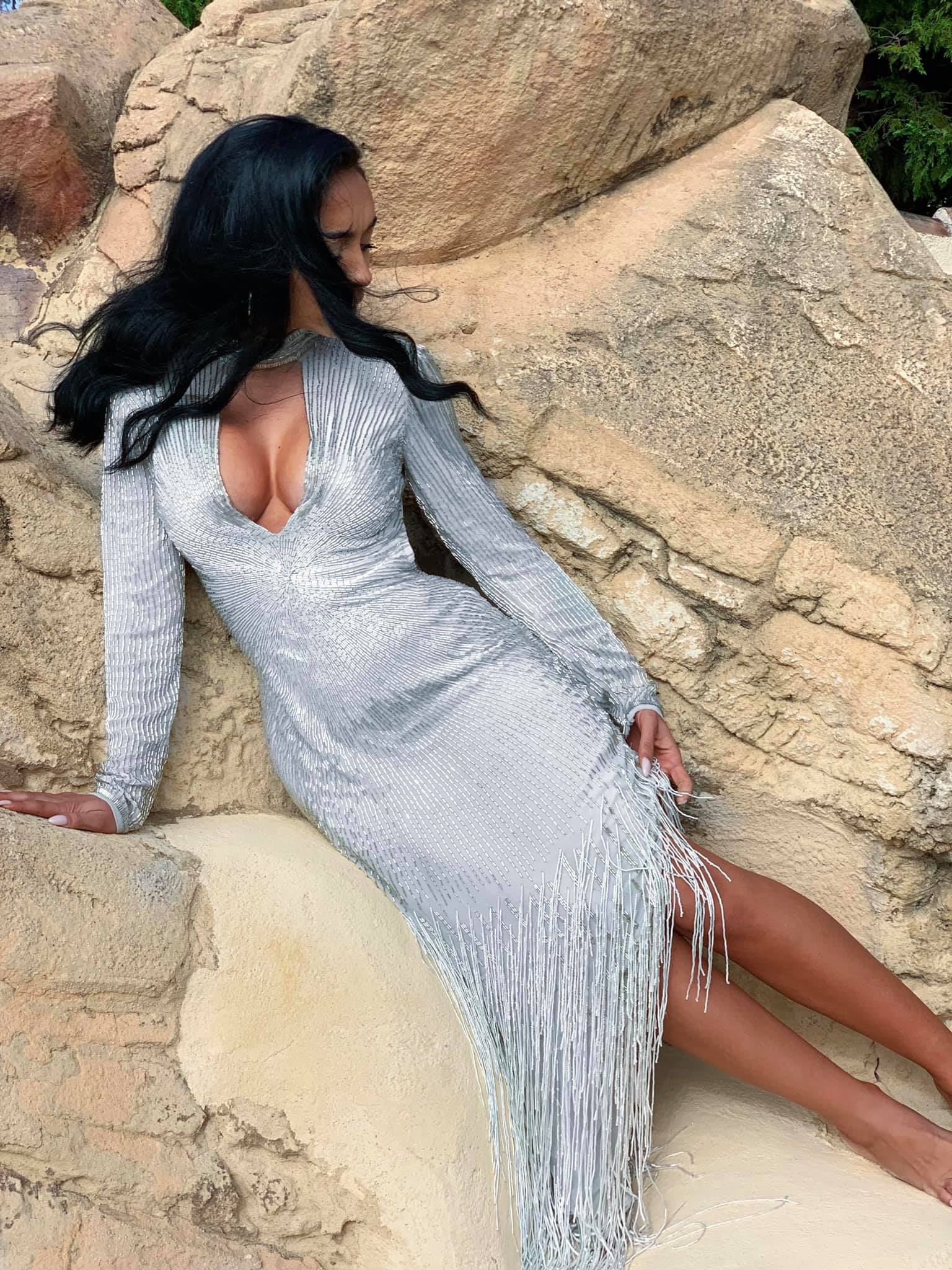 Incident cu Ruby pe scenă, după ce i s-a rupt ținuta pregătită chiar de ea. Fanii au sărit să o ajute