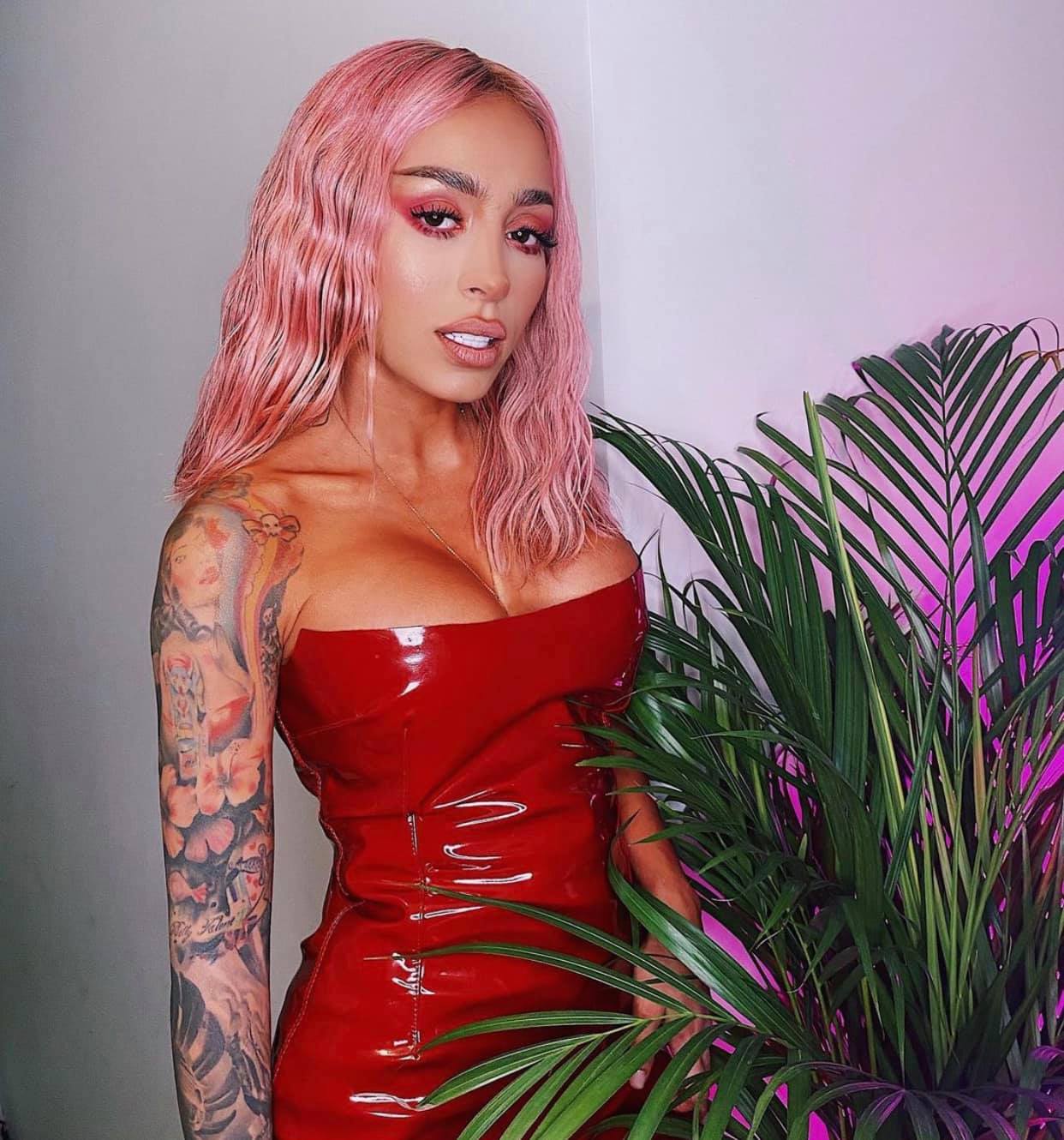 Incident cu Ruby pe scenă, după ce i s-a rupt ținuta pregătită chiar de ea. Fanii au sărit să o ajute