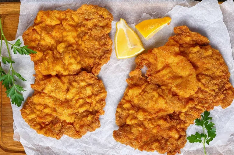Ce trebuie să pui de fapt în făină când faci șnițele. Ingredientul care le face mult mai gustoase