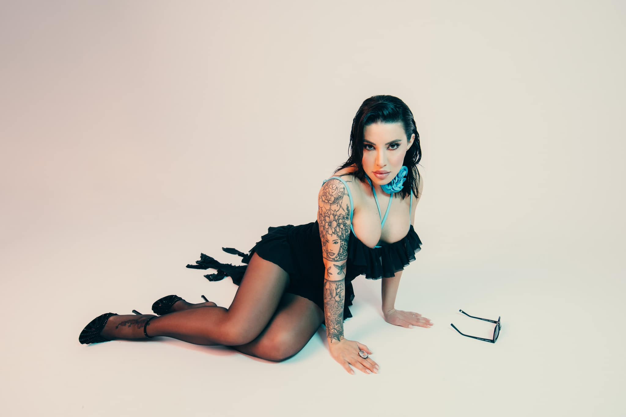 Nicoleta Nucă și-a făcut încă un tatuaj împinsă de la spate de logodnicul ei 7