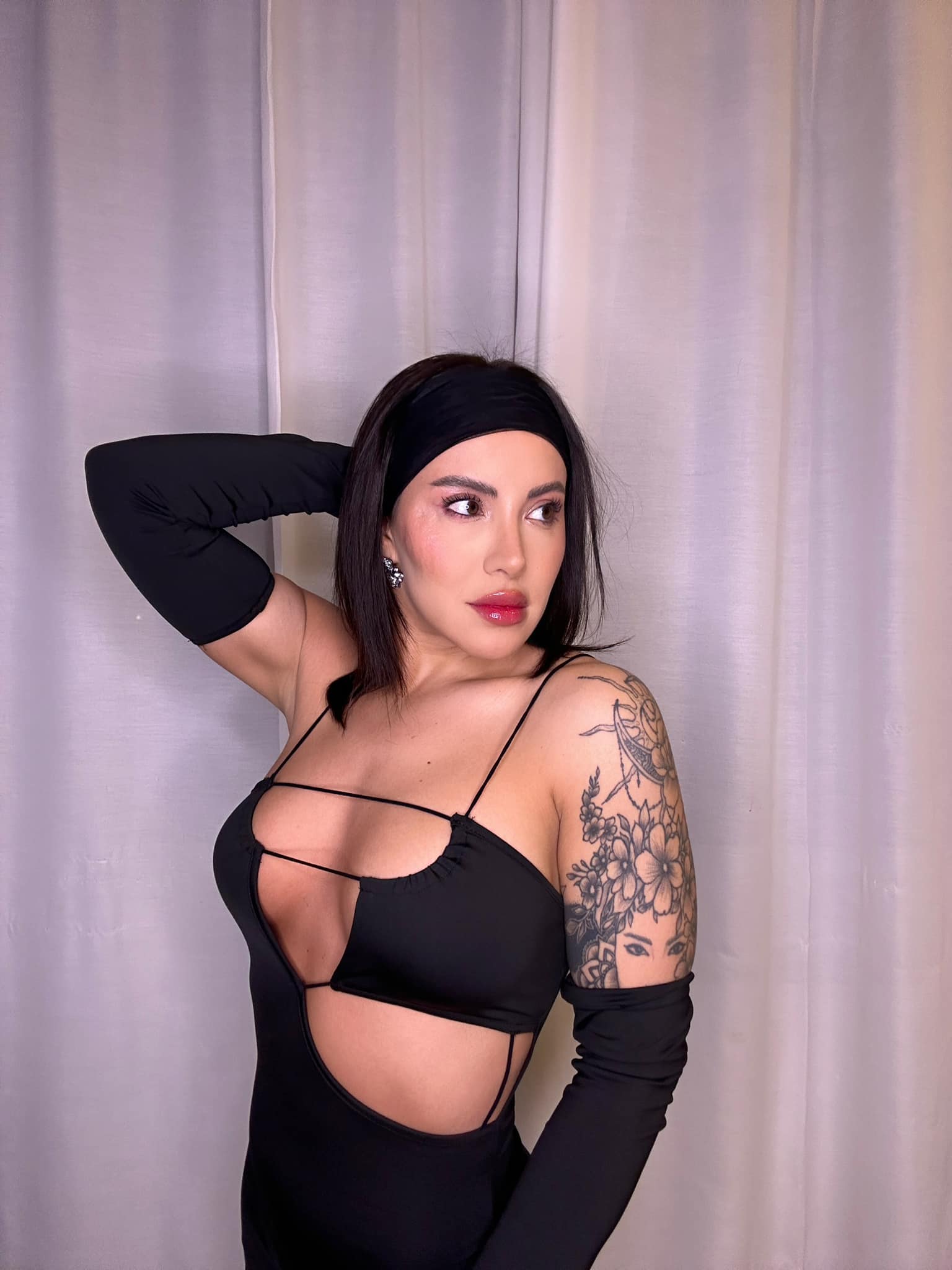 Nicoleta Nucă și-a făcut încă un tatuaj împinsă de la spate de logodnicul ei 7