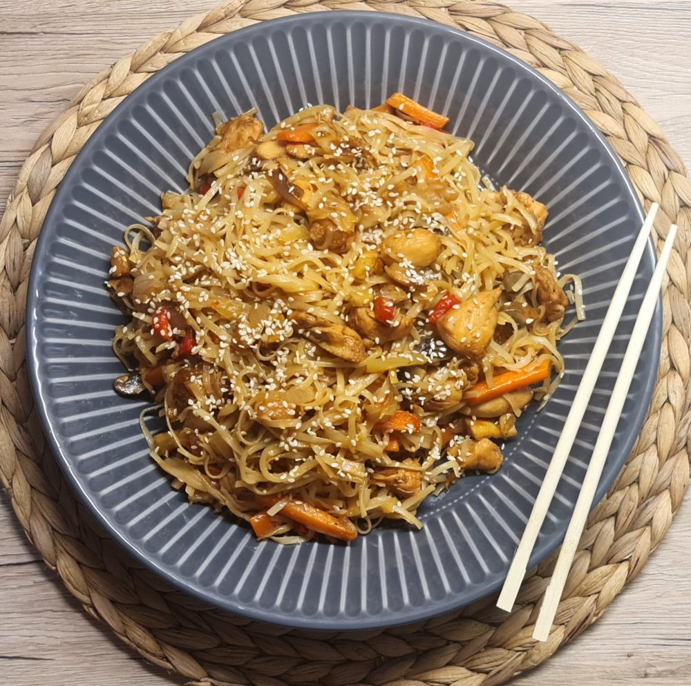 Noodles cu pui și legume în 15 minute