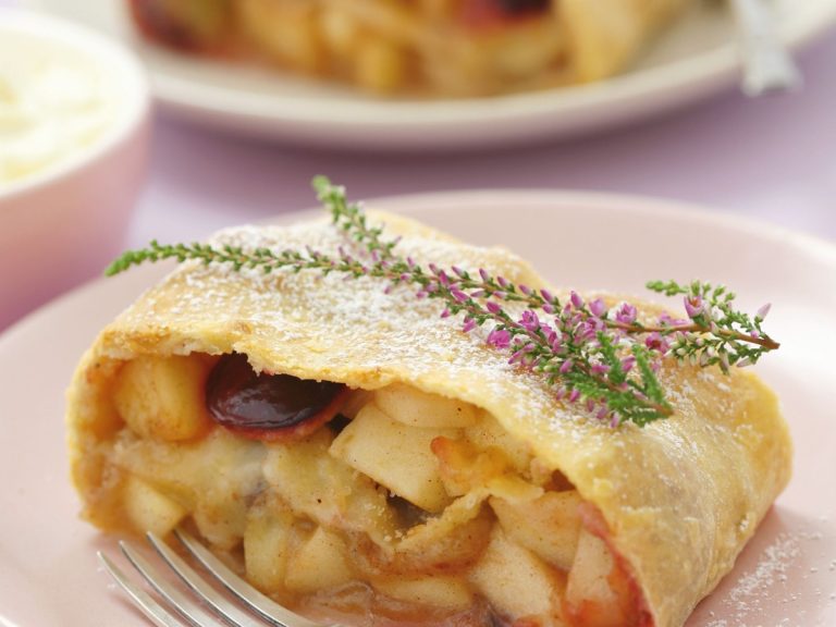 Cum faci cel mai bun ștrudel cu mere. Ingredientul pe care trebuie neapărat să-l adaugi, iese delicios așa