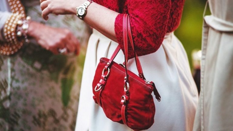 Obiectele pe care să nu le porți sub nicio formă în geantă. Nu vei mai avea parte de bani, atrag sărăcia