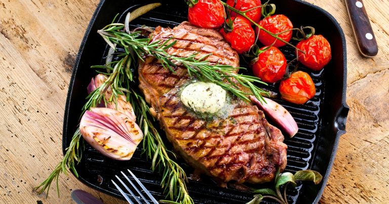 Cum se pregătește de fapt carnea pentru a deveni fragedă și suculentă. Secretul pe care trebuie să-l știi pentru o friptură perfectă