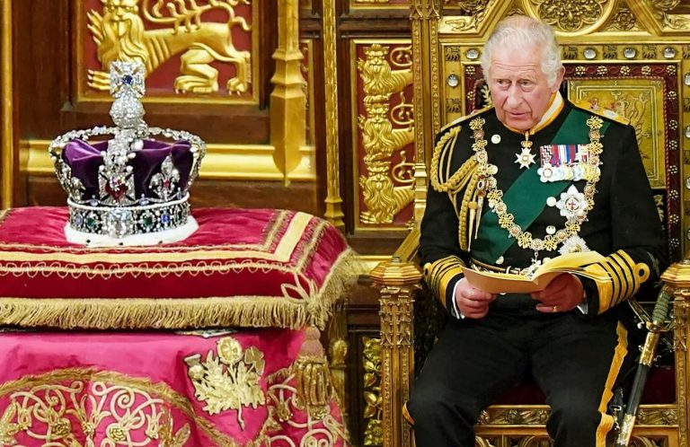 Ce va purta regele Charles la încoronare. Veșmintele și coroana cântăresc 8 kilograme. „Au o semnificație istorică incredibilă”