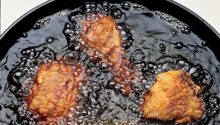 Trucul pentru ca uleiul să nu mai sară pe aragaz atunci când prăjești pui. Ce trebuie să faci de fapt cu carnea înainte de a o pune în tigaie