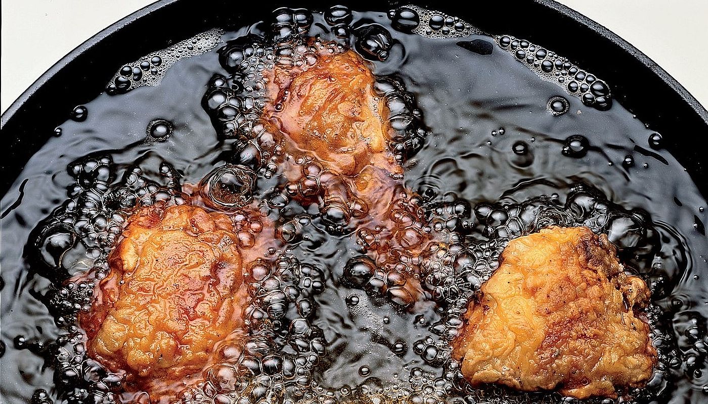 Trucul pentru ca uleiul să nu mai sară pe aragaz atunci când prăjești pui