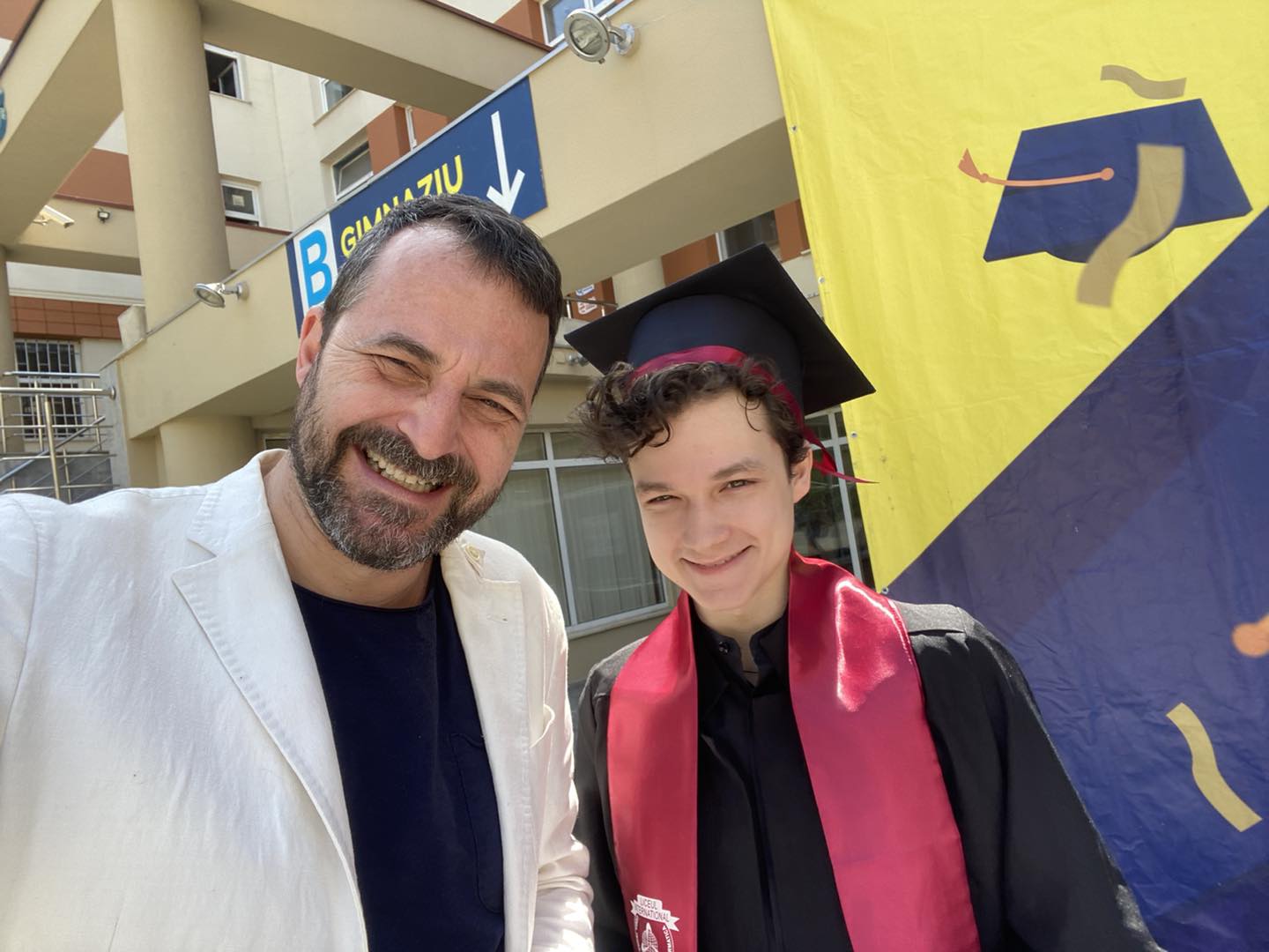 După ce a divorțat de soția care a plecat în India, Andrei Aradits spune cum se descurcă în rolul de tată singur