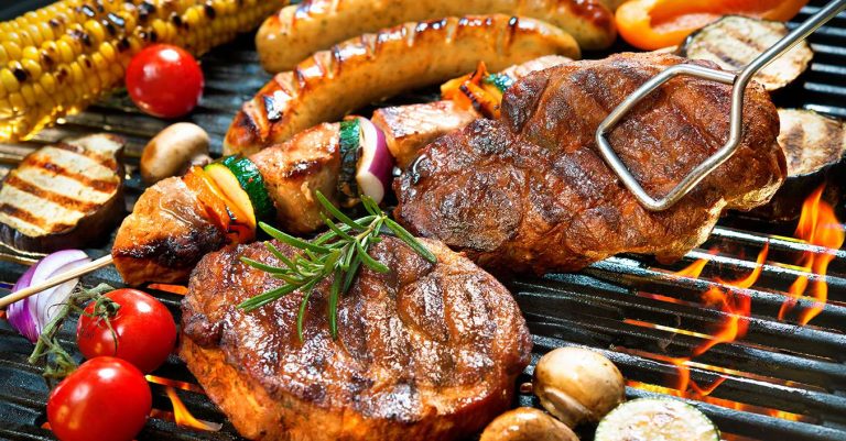 De ce să stropești carnea cu bere înainte de a o pune pe grătar. Trucul inteligent al bucătarilor