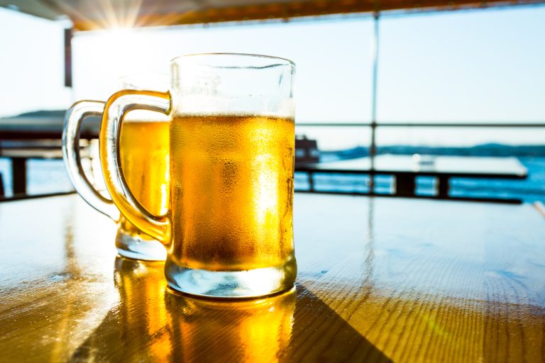 Ce se întâmplă de fapt dacă te speli pe cap cu bere. Efectele uimitoare