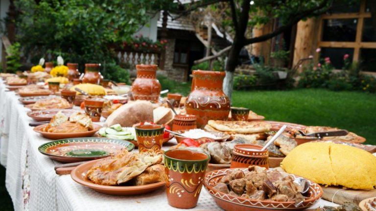 Ce se dă de pomană de Moșii de vară. Alimentele care se împart