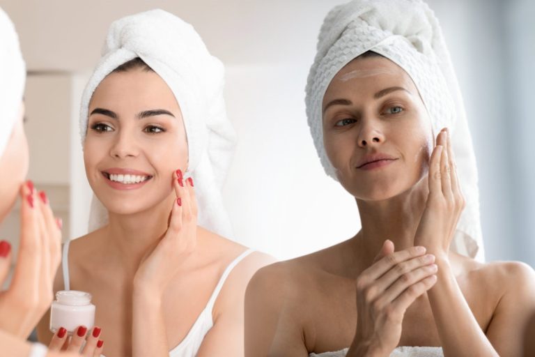 Cel mai nociv produs pe care femeile îl pun pe față. Un specialist atrage atenția: “Este plin de bacterii”. Ce nu ar trebui folosit niciodată