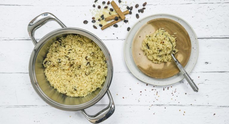 Condimentul pe care să-l adaugi când gătești orez. Îi dă un plus de savoare