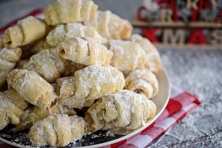 Secretul celor mai bune cornulețe cu gem și nucă. Ce trebuie să adaugi pentru a ieși fragede, se topesc în gură și sunt foarte delicioase