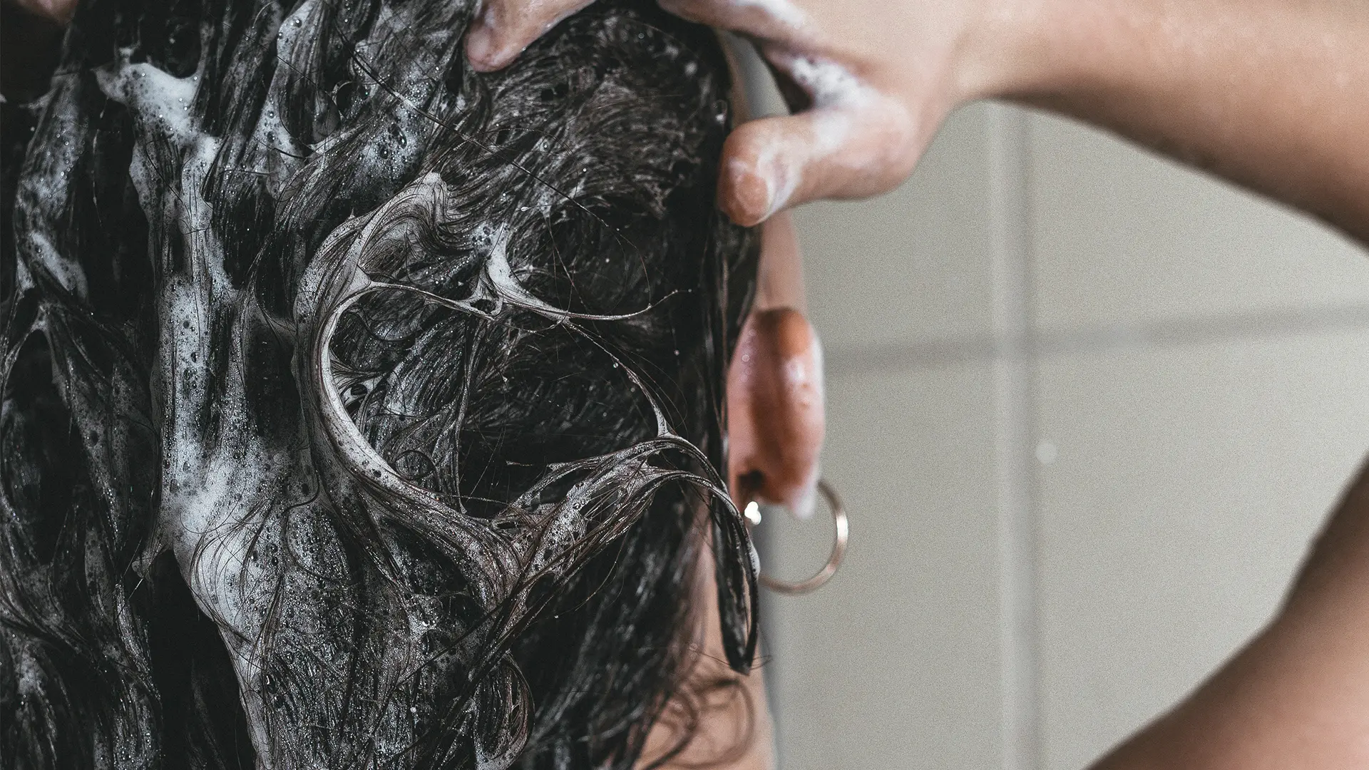 Cu ce frecvență speli părul