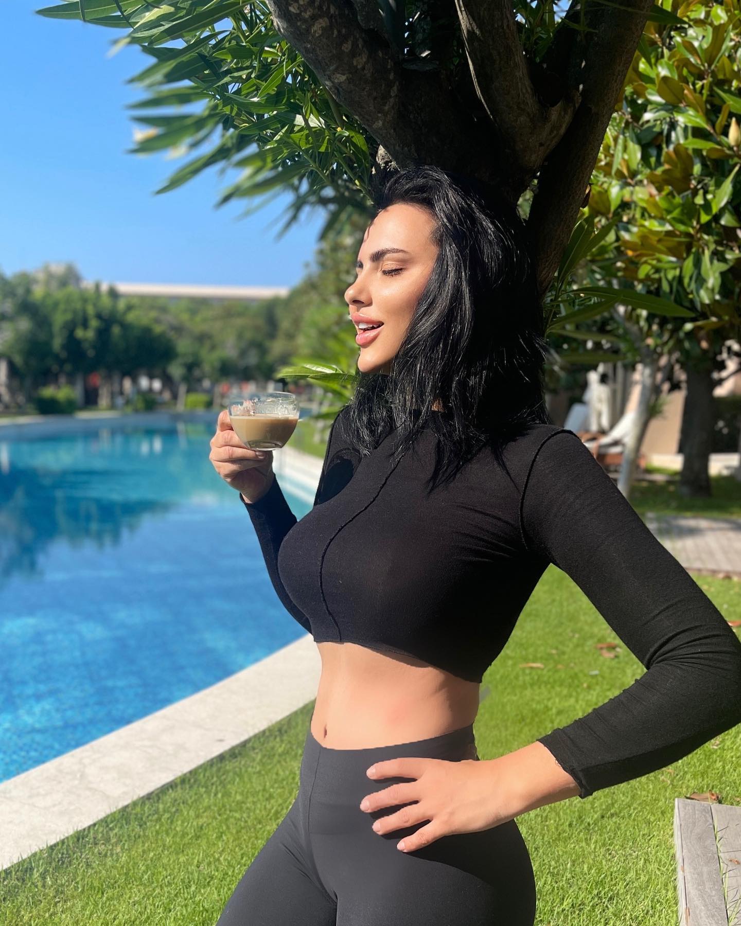 Cum s-a pozat soția lui Ștefan Bănică, la piscină, în vacanță. Imaginile cu Lavinia Pîrva i-au cucerit pe fani