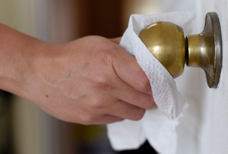 De ce să pulverizezi oțet pe ușile din casă. Trucul special pe care puțini îl știu, rezultatele sunt extraordinare