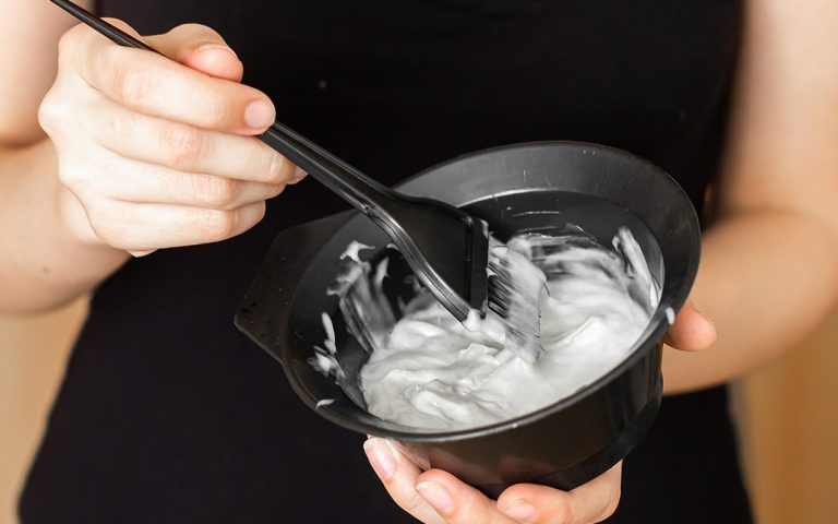 Cea mai mare greșeală pe care o faci când te vopsești acasă. Motivul pentru care culoarea s-ar putea să nu-ți iasă așa cum îți dorești