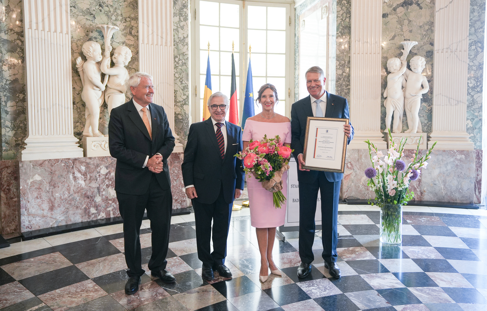 “În sfârșit o ținută care o avantajează!”. Cum a apărut Carmen Iohannis la un dineu oficial în Germania. Și-a schimbat stilistul