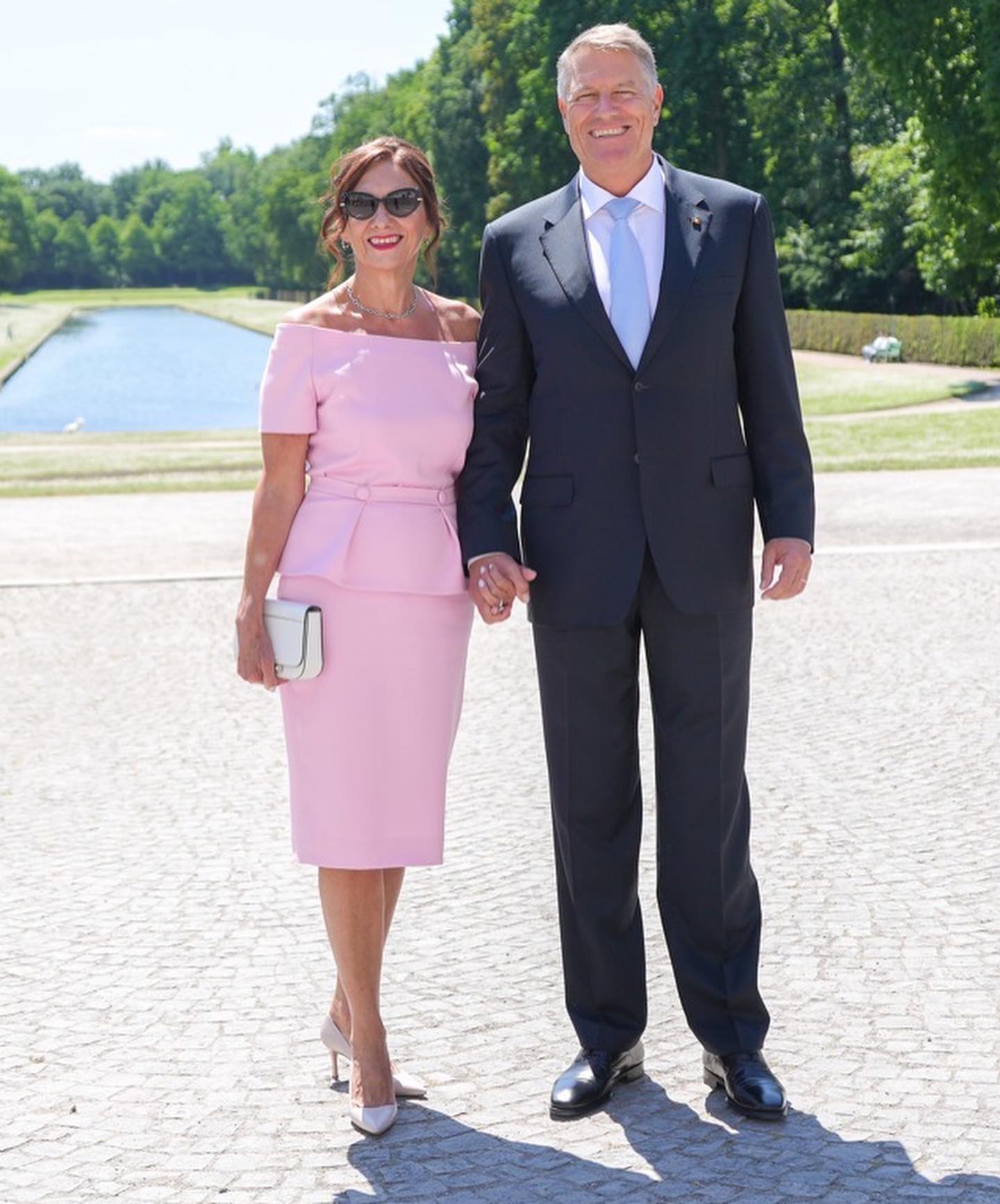 “În sfârșit o ținută care o avantajează!”. Cum a apărut Carmen Iohannis la un dineu oficial în Germania. Și-a schimbat stilistul