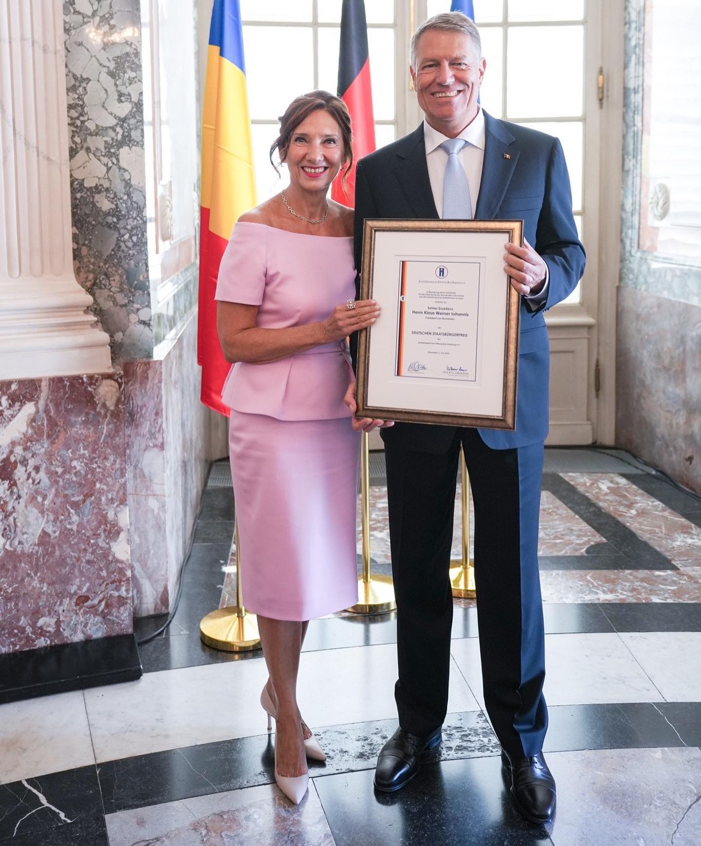 “În sfârșit o ținută care o avantajează!”. Cum a apărut Carmen Iohannis la un dineu oficial în Germania. Și-a schimbat stilistul