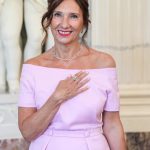 “În sfârșit o ținută care o avantajează!”. Cum a apărut Carmen Iohannis la un dineu oficial în Germania. Și-a schimbat stilistul