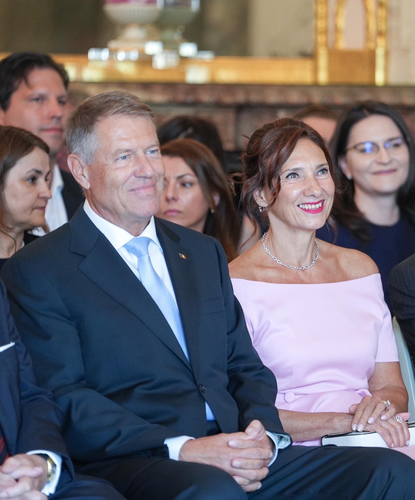 “În sfârșit o ținută care o avantajează!”. Cum a apărut Carmen Iohannis la un dineu oficial în Germania. Și-a schimbat stilistul